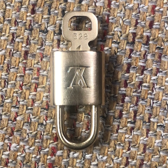Louis Vuitton LV Gold Padlock Lock & Key 328 - Picture 7 of 11
